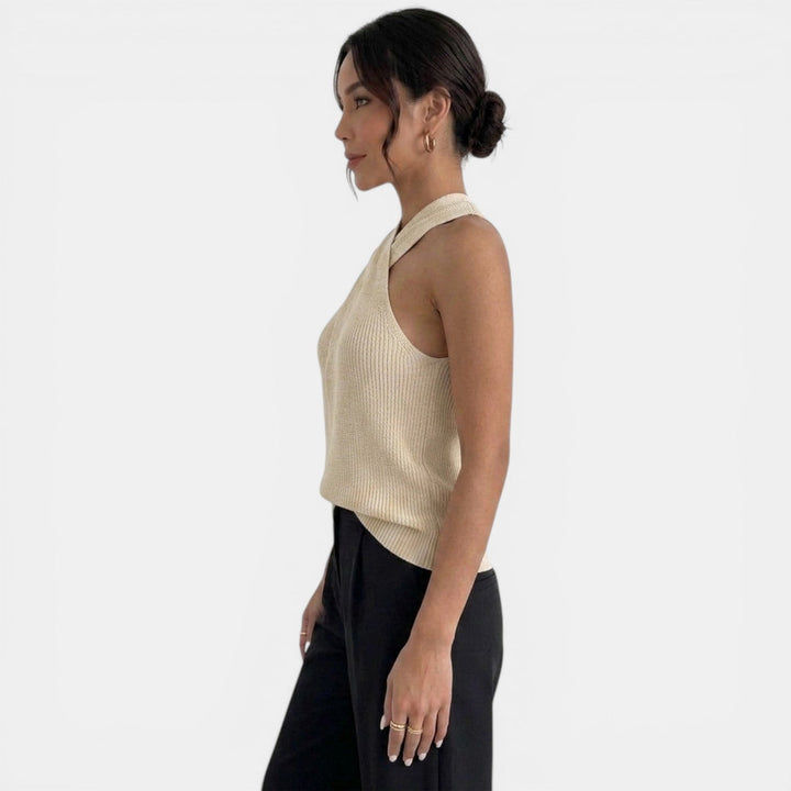Prenda cómoda: Top sin mangas de punto con escote halter, ideal para días de verano.