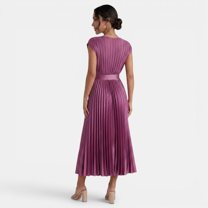 Vestido midi plisado de tela ligera para mujer, diseño elegante con cuello V, ideal para verano.