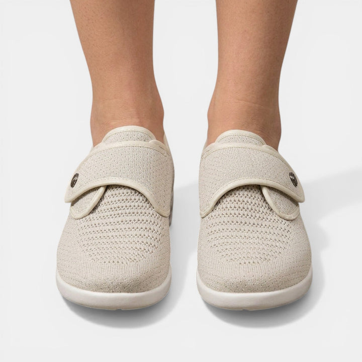 Calzado ergonómico de mujer con cierre de velcro, ideal para comodidad y postura.