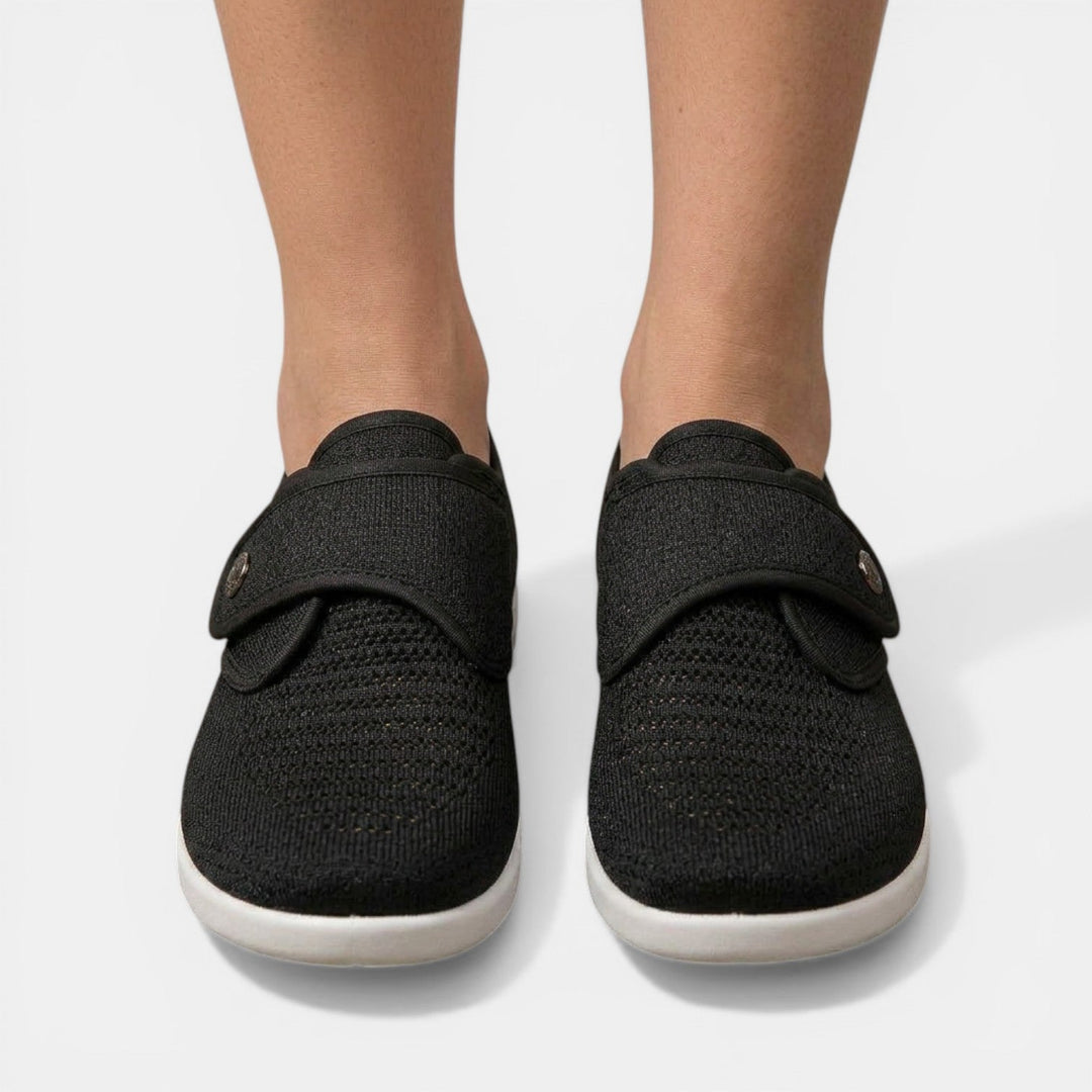 Par de zapatillas ortopédicas de mujer con velcro, diseño moderno y gran confort.
