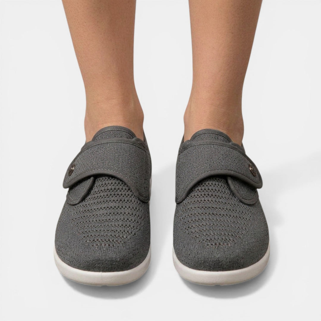 Mujer luciendo zapatillas ortopédicas de velcro, perfectas para comodidad y soporte.