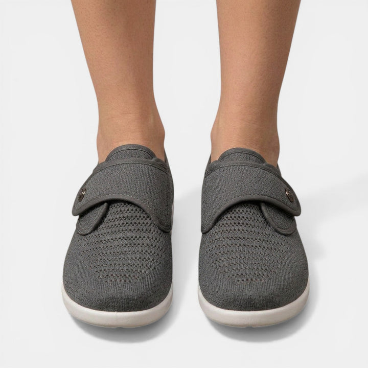 Mujer luciendo zapatillas ortopédicas de velcro, perfectas para comodidad y soporte.