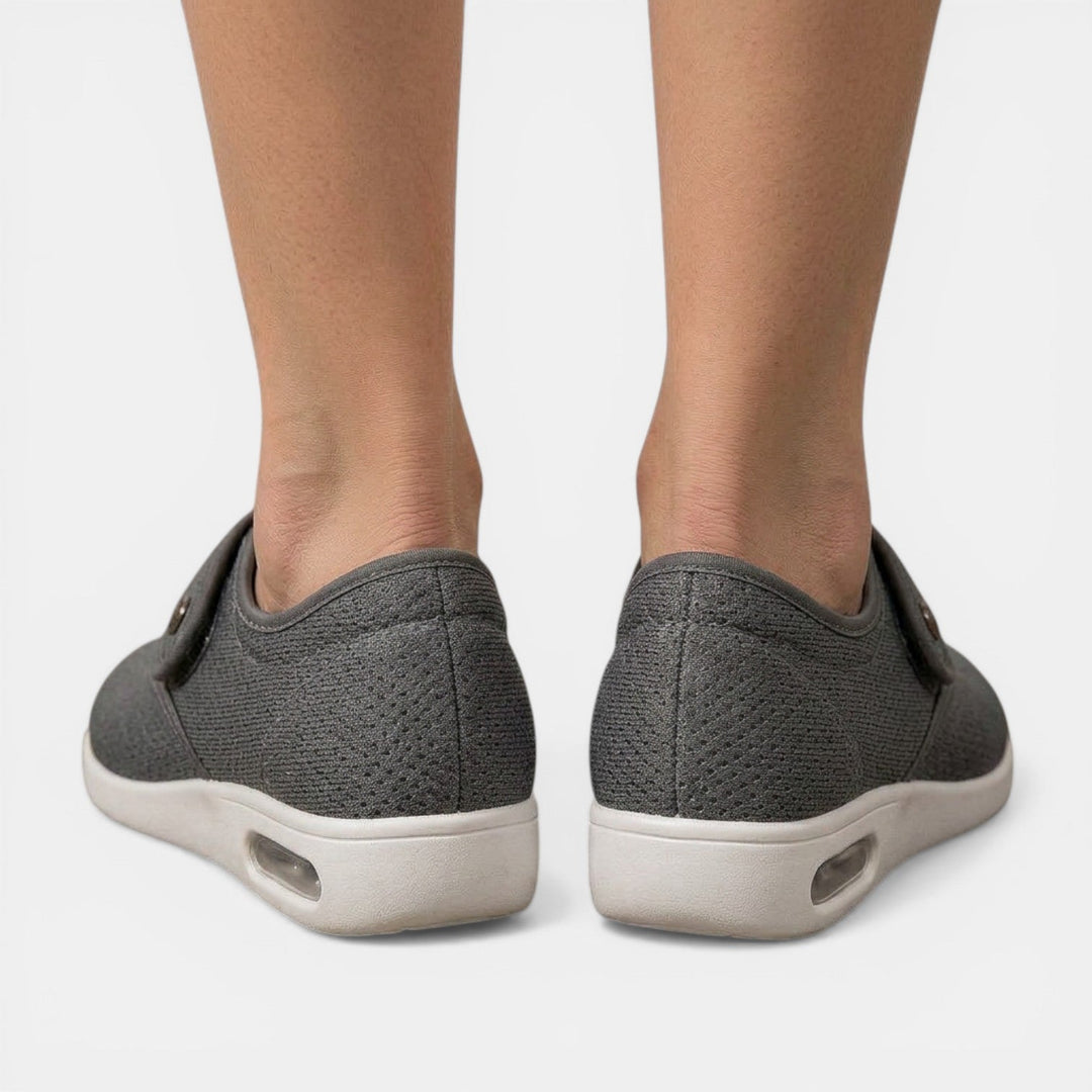 Detalle de zapatillas ortopédicas de mujer con velcro, enfocadas en confort y salud del pie.