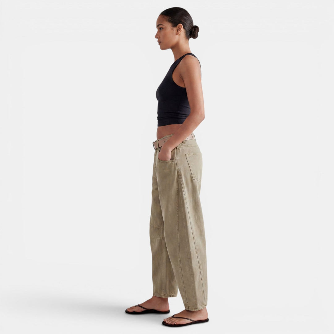 Modernos jeans mujer elásticos, pierna ancha, tiro medio. Comodidad y estilo para ropa casual femenina.