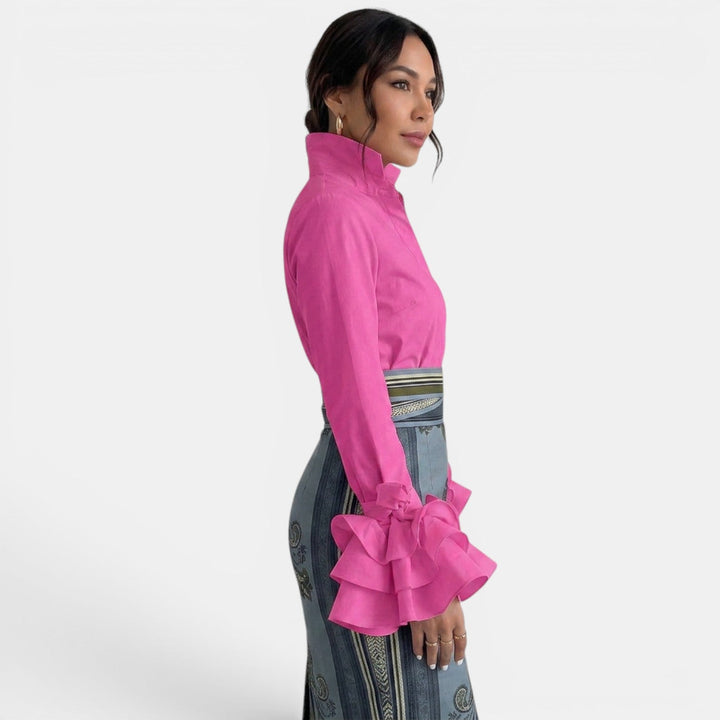 Camisa de mujer con volantes para un look elegante y moderno. Ideal para oficina o casual. Confort garantizado.