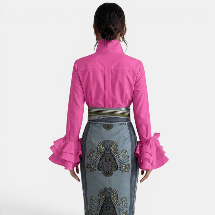 Camisa de mujer con volantes decorativos, estilo chic y femenino. Elegante para oficina, cómoda para uso casual.