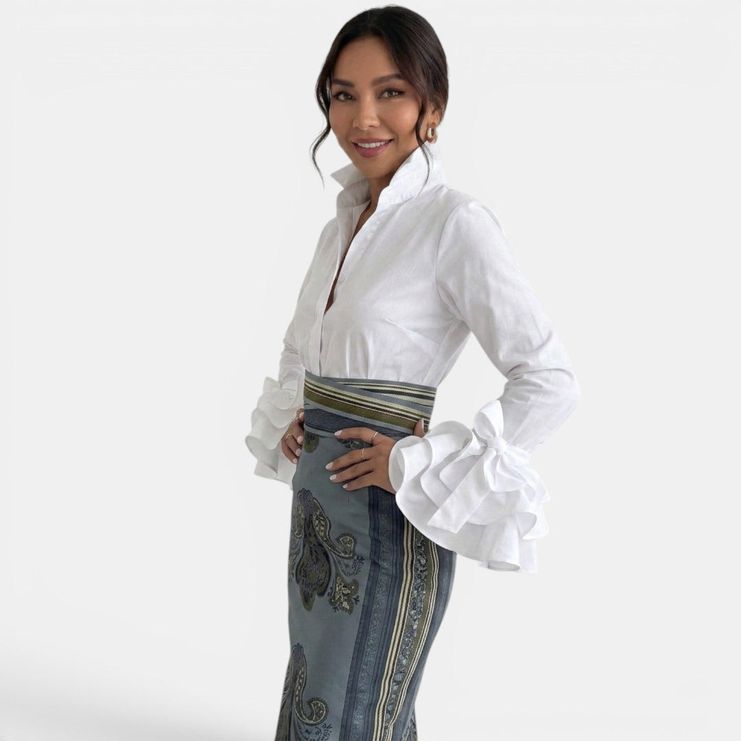 Blusa de mujer con volantes delicados, ajuste slim fit. Moda femenina, elegante y cómoda para cualquier ocasión.