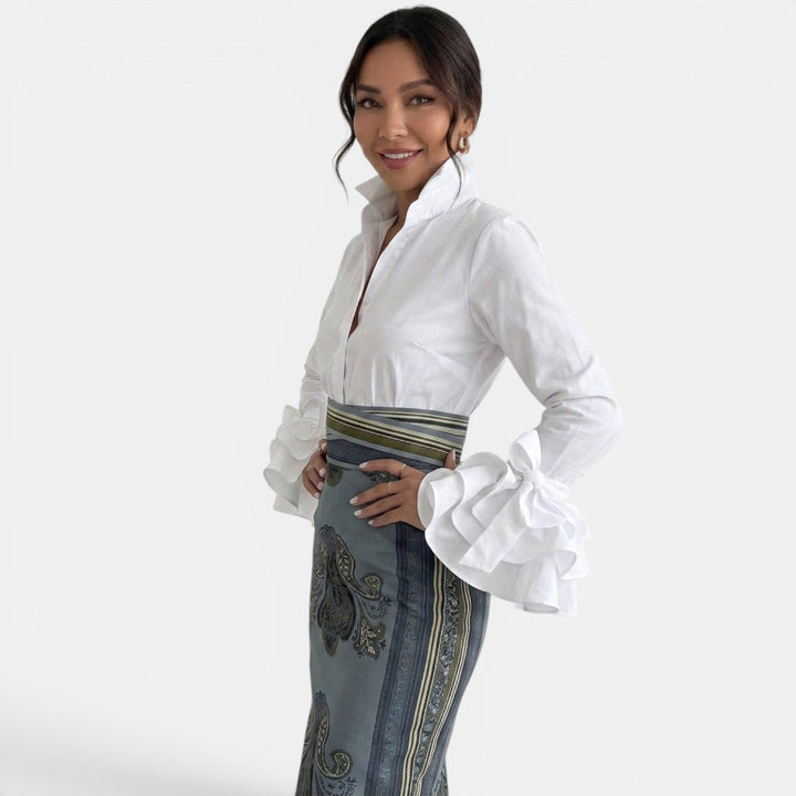 Blusa de mujer con volantes delicados, ajuste slim fit. Moda femenina, elegante y cómoda para cualquier ocasión.