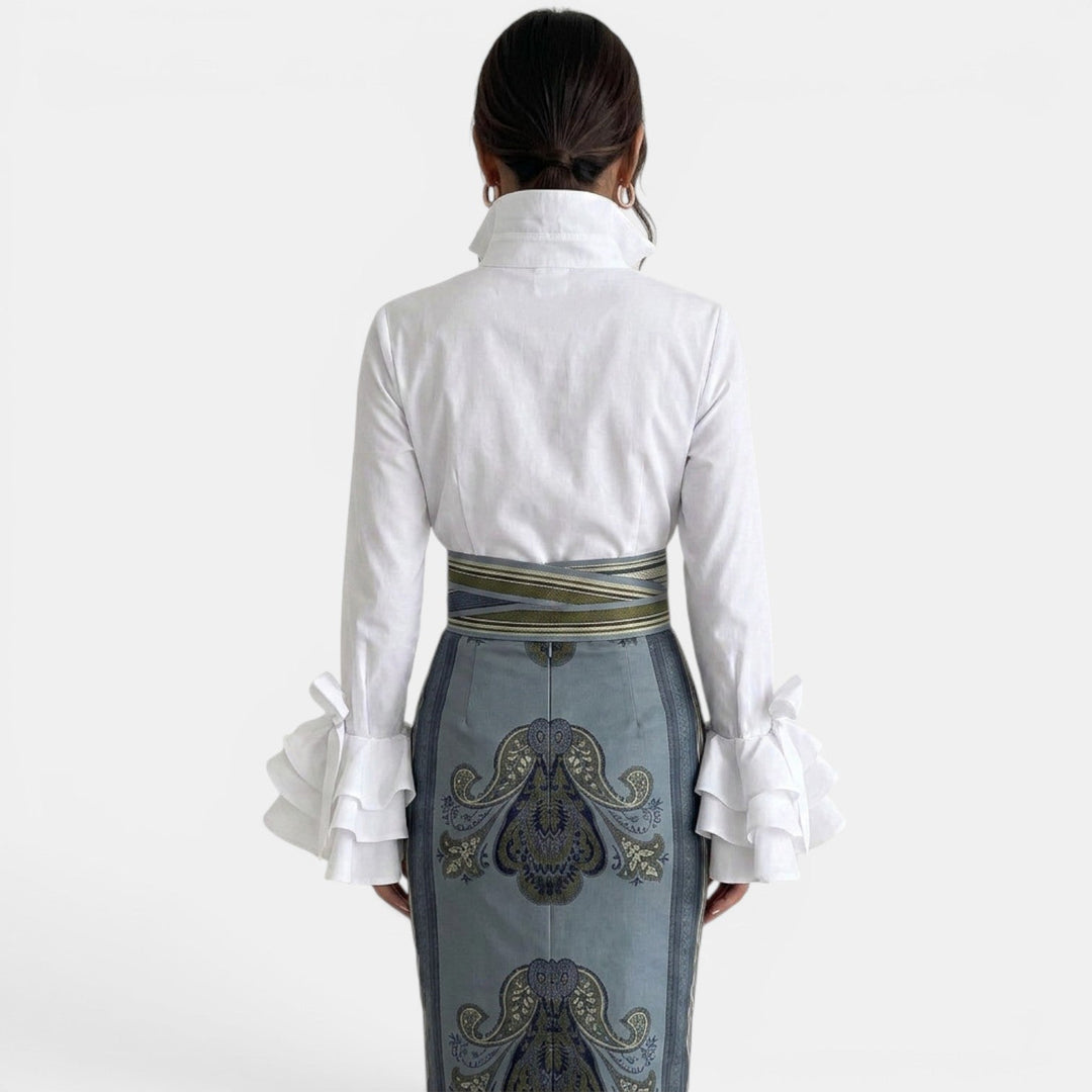Camisa femenina elegante con volantes, ideal para la oficina o un look casual chic. Estilo y confort.