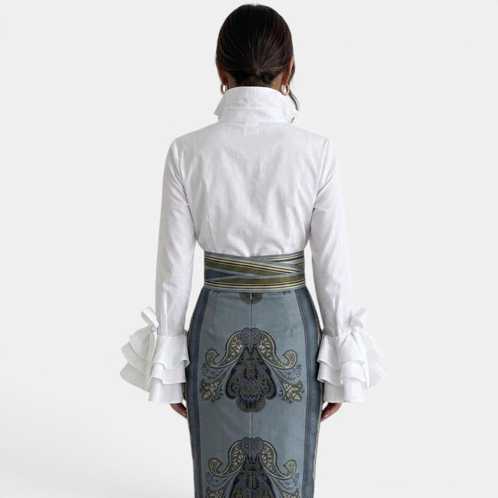 Camisa femenina elegante con volantes, ideal para la oficina o un look casual chic. Estilo y confort.