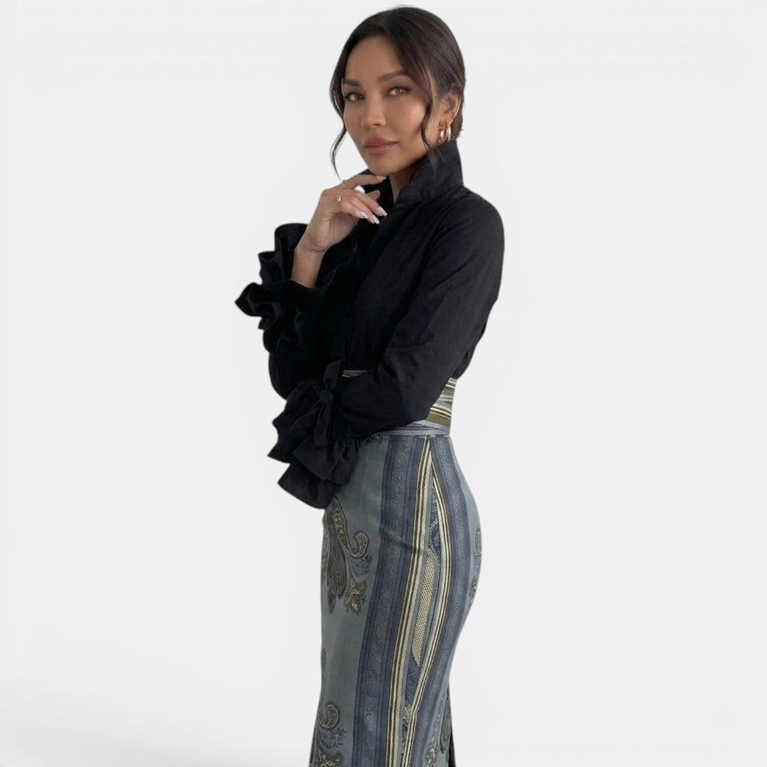 Versátil camisa de mujer con volantes. Perfecta para un look de oficina profesional o un outfit casual chic.