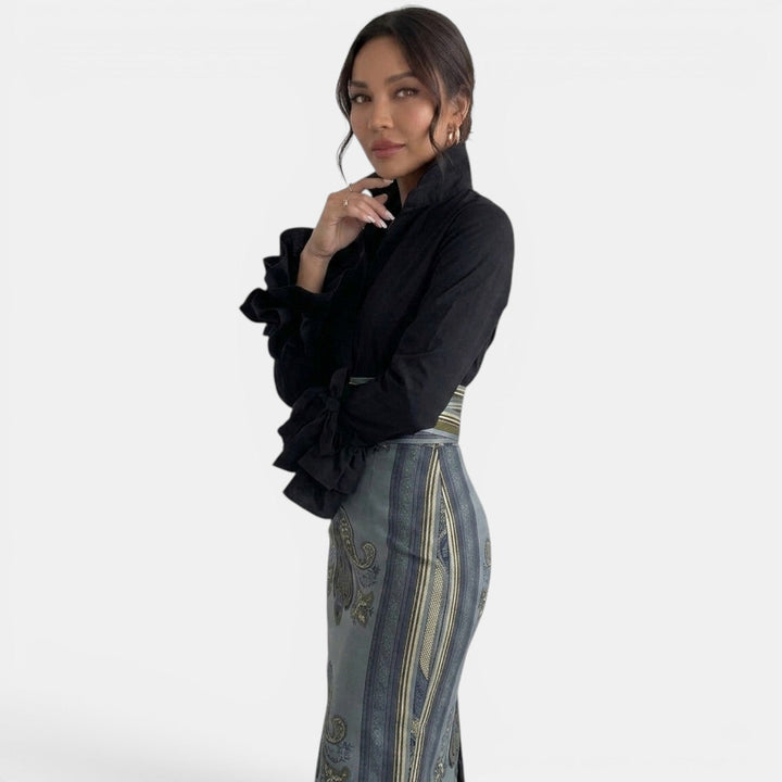 Versátil camisa de mujer con volantes. Perfecta para un look de oficina profesional o un outfit casual chic.