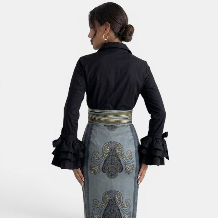 Cómoda y elegante camisa de mujer con volantes. Estilo moderno, femenino y sofisticado para cualquier ocasión.