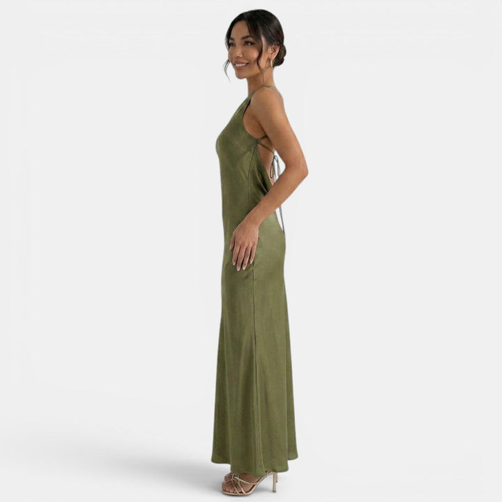 Vestido largo blanco de encaje para mujer, espalda abierta, perfecto para gala y ceremonias.