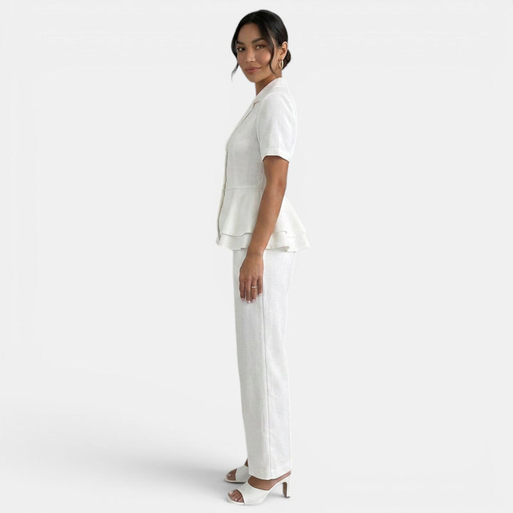 Blazer y pantalón blanco para mujer, estilo casual chic de verano y primavera. Vestuario femenino versátil.
