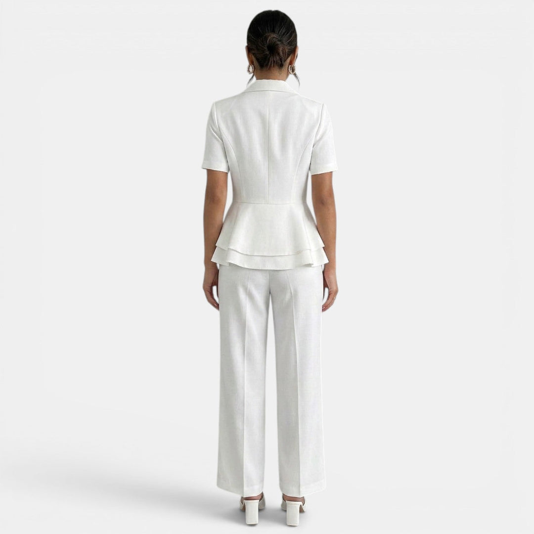 Conjunto formal de blazer y pantalón blanco para mujer, perfecto para vestuario de oficina o reuniones elegantes.