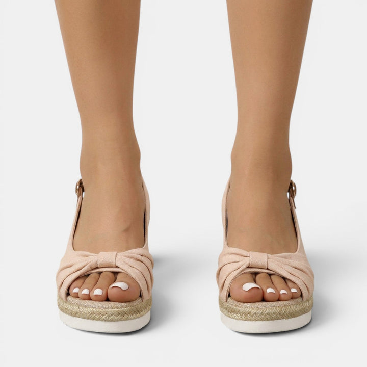 Mujer disfrutando el verano con sandalias cuña ortopédicas, comodidad y estilo casual.