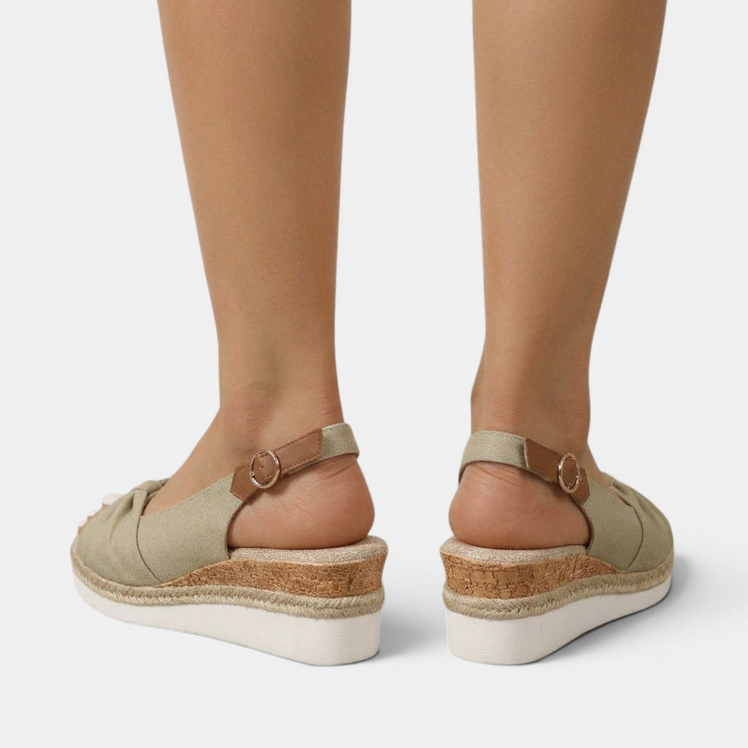 Sandalias ortopédicas de cuña para mujer, versátiles para looks elegantes o casuales de verano.