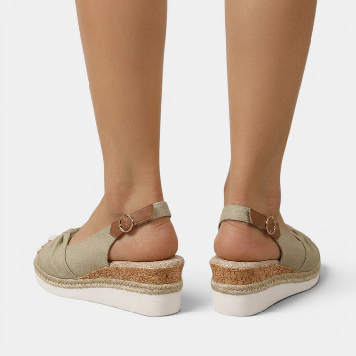 Sandalias ortopédicas de cuña para mujer, versátiles para looks elegantes o casuales de verano.