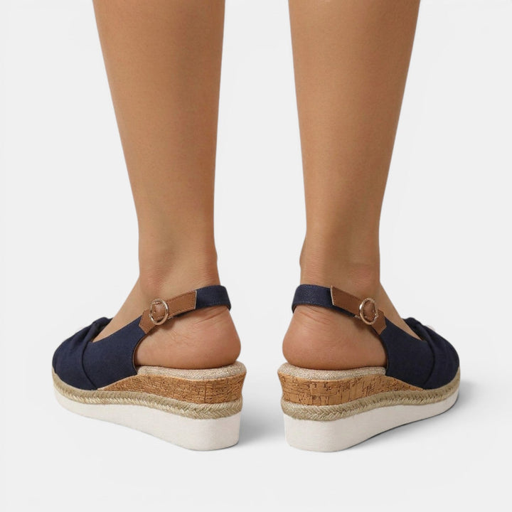 Cierre y diseño de sandalias cuña ortopédicas de mujer, ajuste seguro y confort ergonómico.