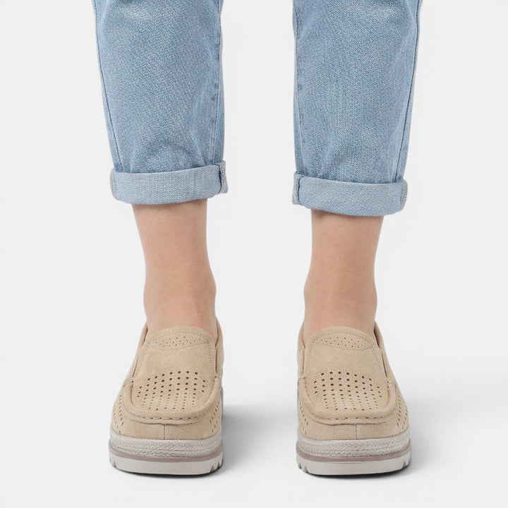 Detalle de zapatos de mujer con cuña y plataforma. Diseño casual ortopédico para confort todo el día.