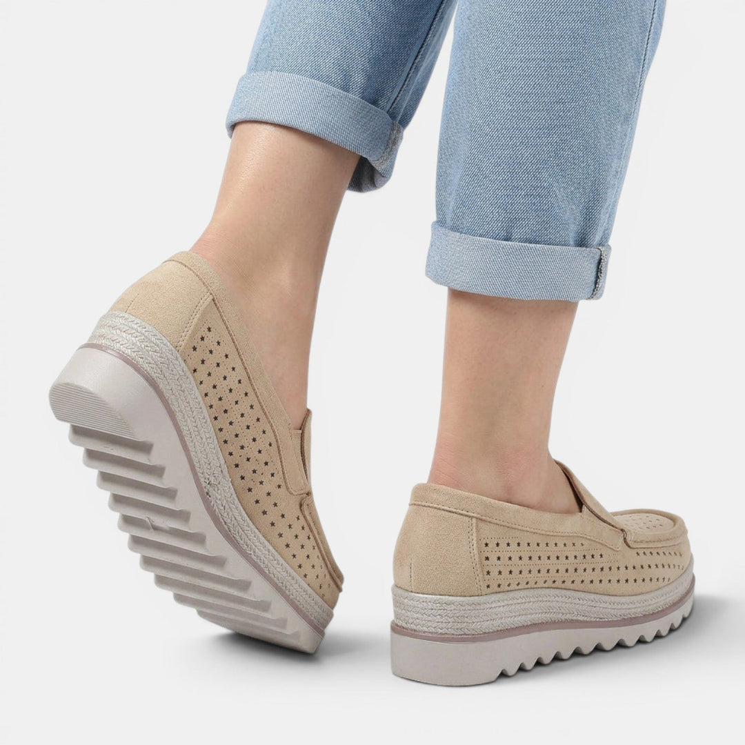 Zapatos diarios cómodos de mujer con cuña y plataforma. Calzado ortopédico que combina moda y bienestar.