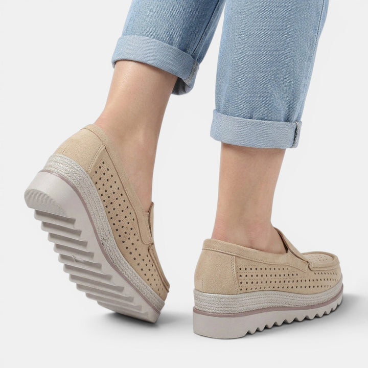 Zapatos diarios cómodos de mujer con cuña y plataforma. Calzado ortopédico que combina moda y bienestar.