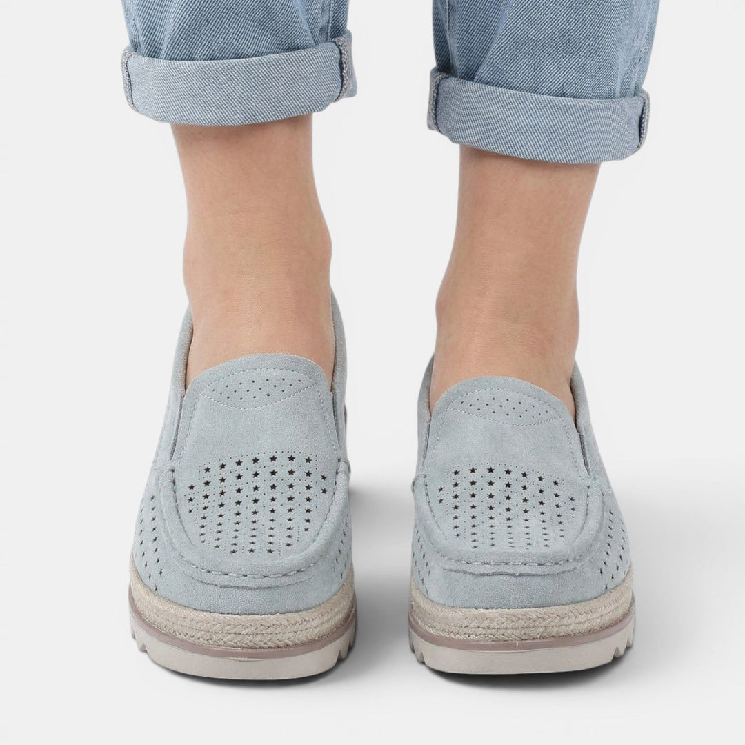 Vista lateral de zapatos de mujer con cuña y plataforma. Calzado casual ortopédico, ideal para caminar.