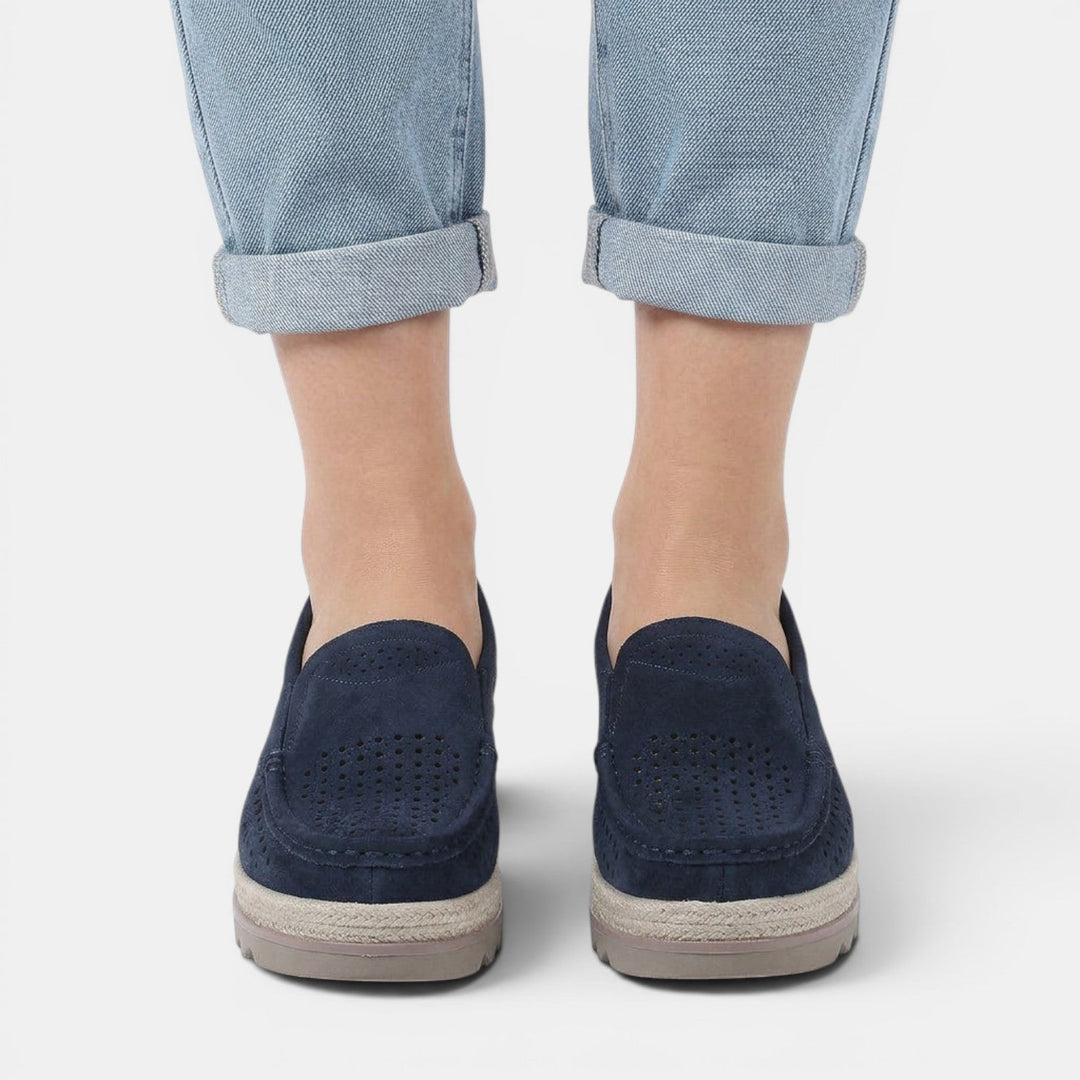 Calzado cómodo de mujer con cuña y plataforma. Zapatos ortopédicos para bienestar diario y estilo casual.