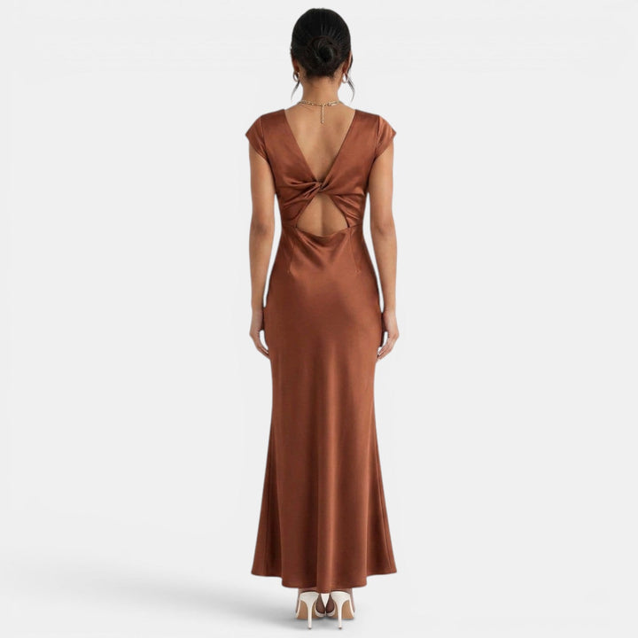 Vestido formal largo marrón con escote V y aberturas cut-out. Ideal para invitadas a bodas y eventos de noche.
