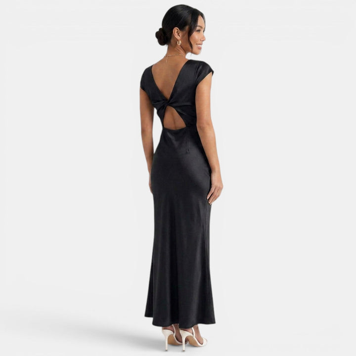 Vestido largo de invitada negro con escote V y cut-outs. Estilo elegante para bodas, graduaciones y fiestas.