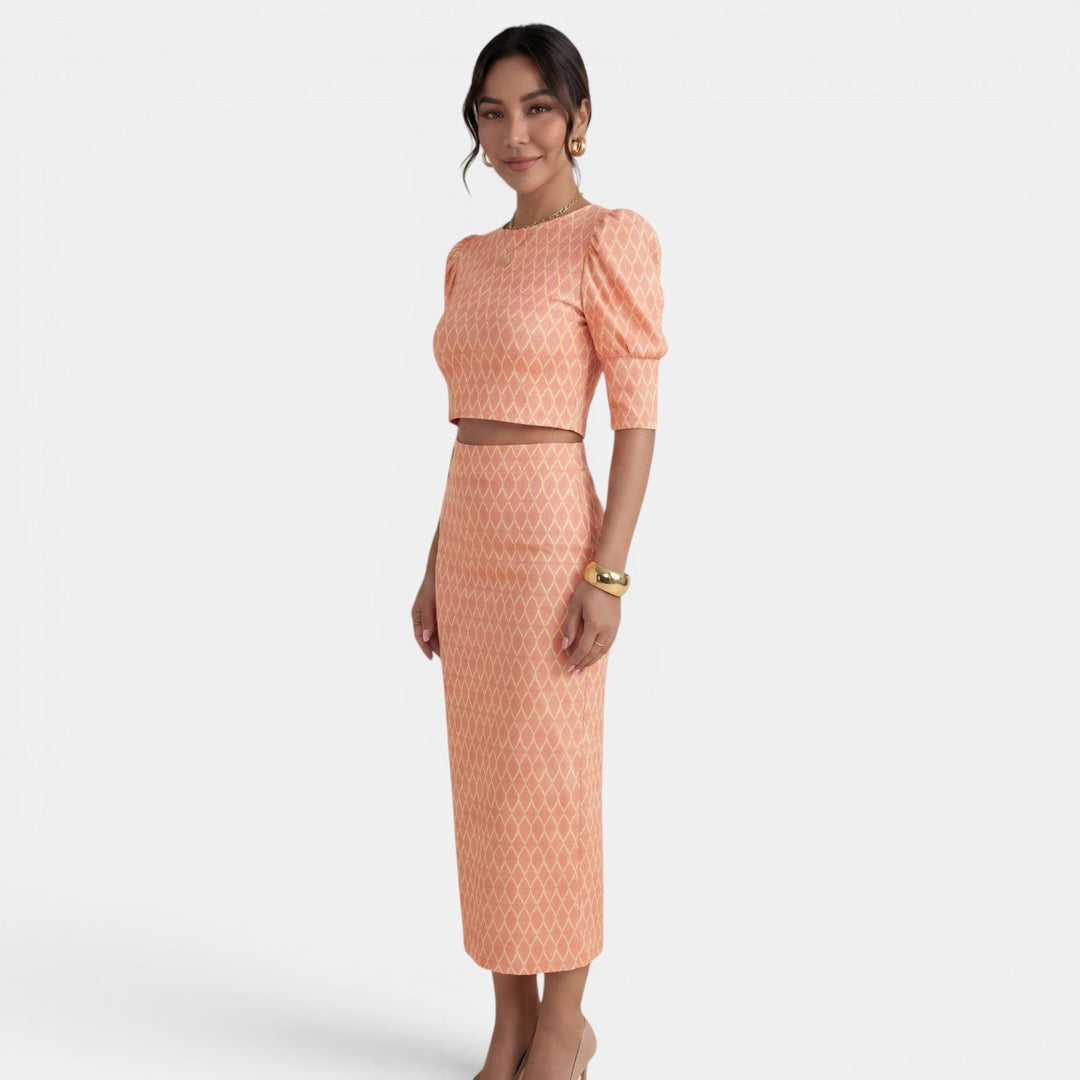 Outfit de fiesta sofisticado: conjunto de mujer con crop top y falda elegante con abertura pronunciada.