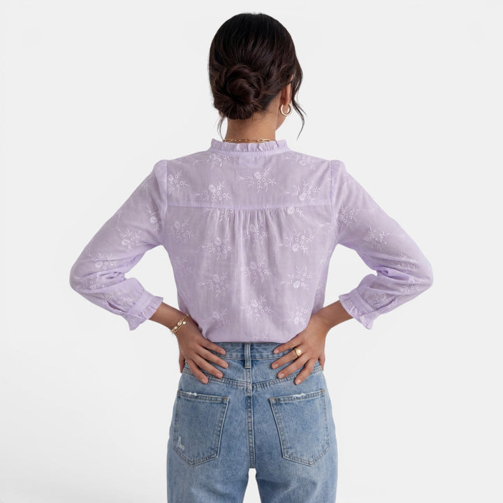 Blusa versátil de mujer en color sólido, perfecta para un estilo casual o semi-formal elegante.