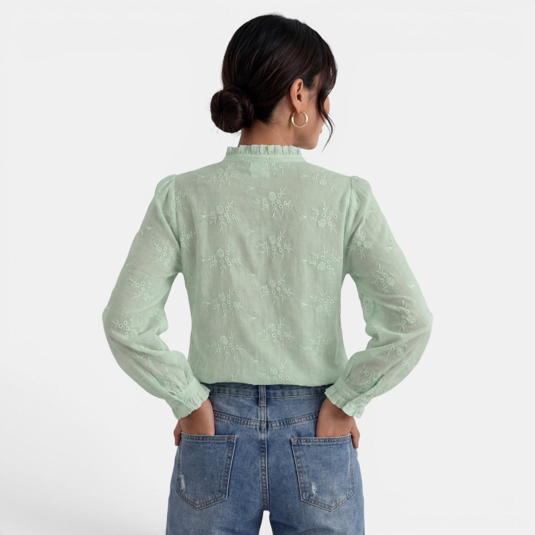 Blusa femenina elegante, color liso, cómoda y de moda, ideal para el trabajo o salidas casuales.