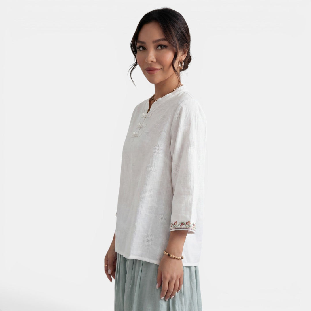 Blusa de verano para mujer, algodón lino, con bordados elegantes y estilo casual.
