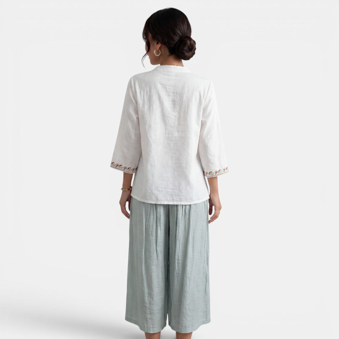 Moda femenina: blusa bordada de algodón lino con mangas campana, ideal para el verano.