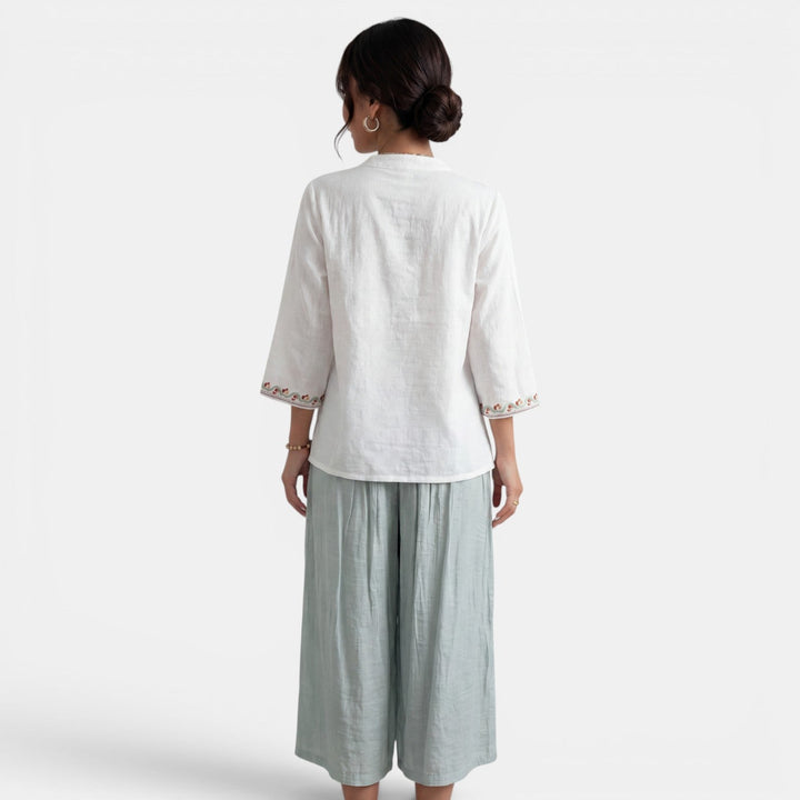 Moda femenina: blusa bordada de algodón lino con mangas campana, ideal para el verano.