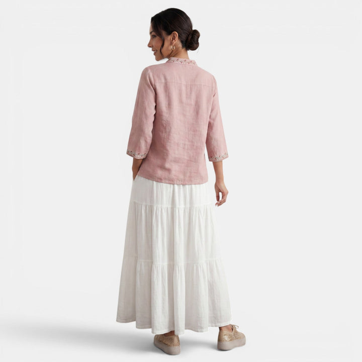Blusa de mujer en algodón lino, perfecta para el verano, con bordados florales y estilo fresco.