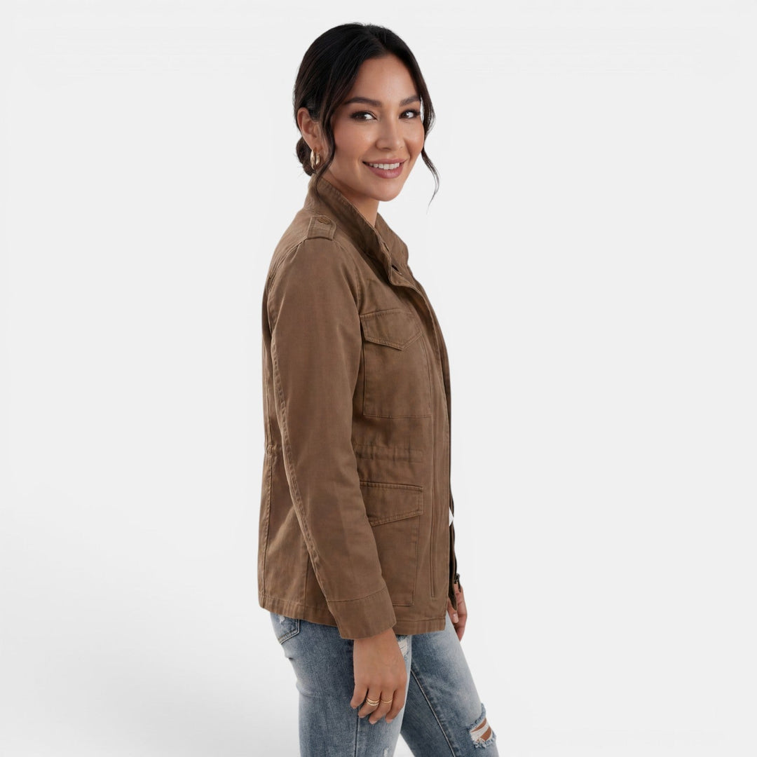 Moderna chaqueta de mujer con cremallera, versátil para entretiempo. Estilo casual de primavera u otoño.