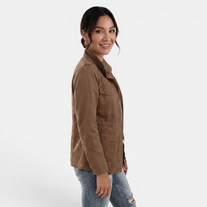 Moderna chaqueta de mujer con cremallera, versátil para entretiempo. Estilo casual de primavera u otoño.