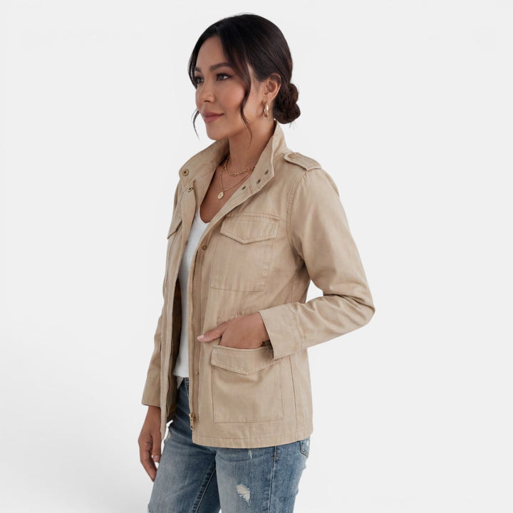 Chaqueta beige ligera de mujer, casual, con cremallera. Moda de entretiempo versátil.