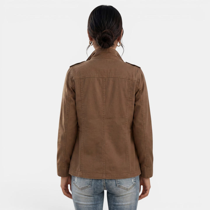Chaqueta ligera de mujer para entretiempo, estilo casual. Con cremallera, moda versátil.