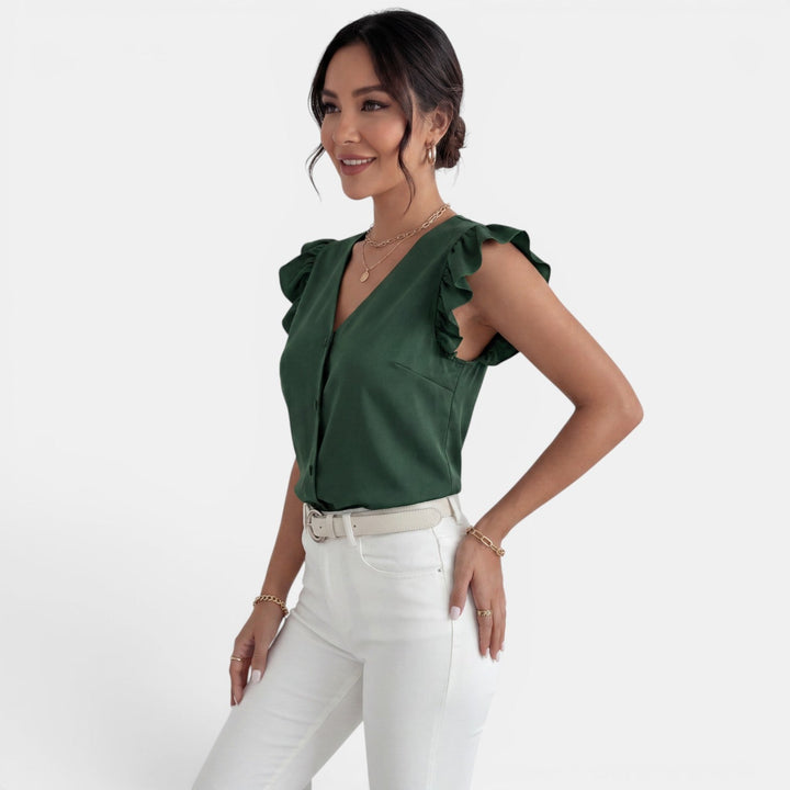 Blusa femenina con volantes delicados y cierre de botones, perfecta para moda de verano.