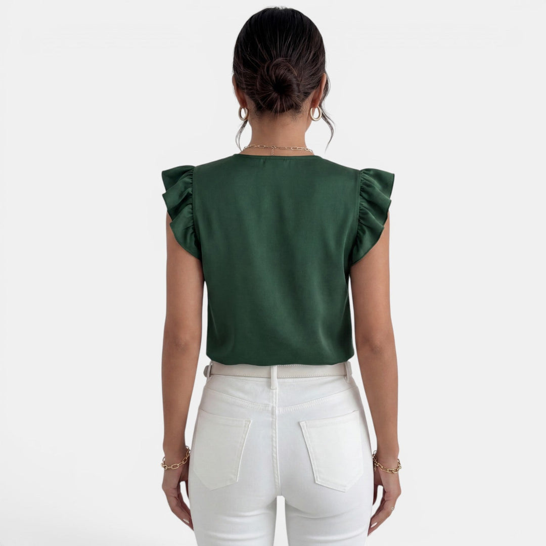 Camisa de mujer con volantes, diseño elegante y botones decorativos para oficina o evento.