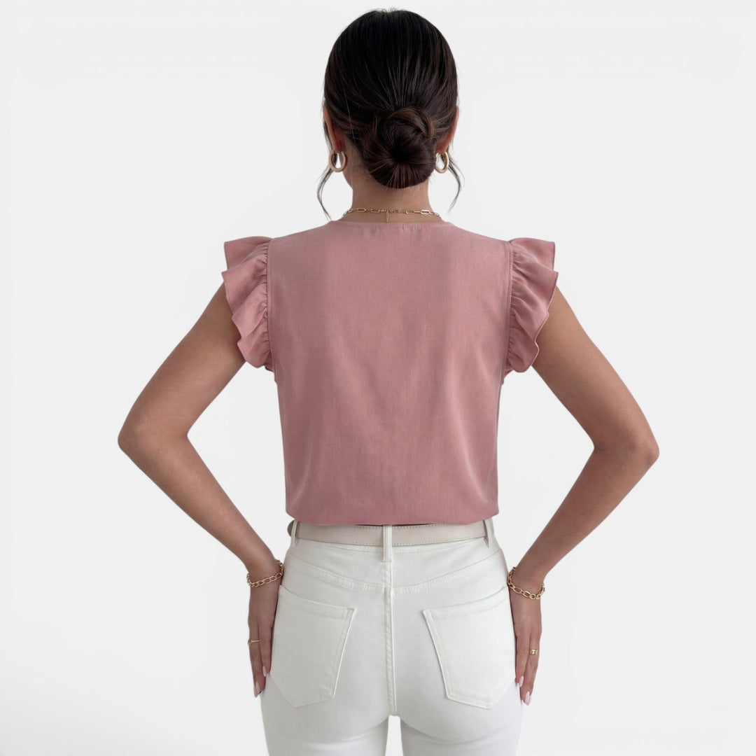 Camisa de mujer con volantes y botones, un toque sofisticado para tu vestuario de oficina.
