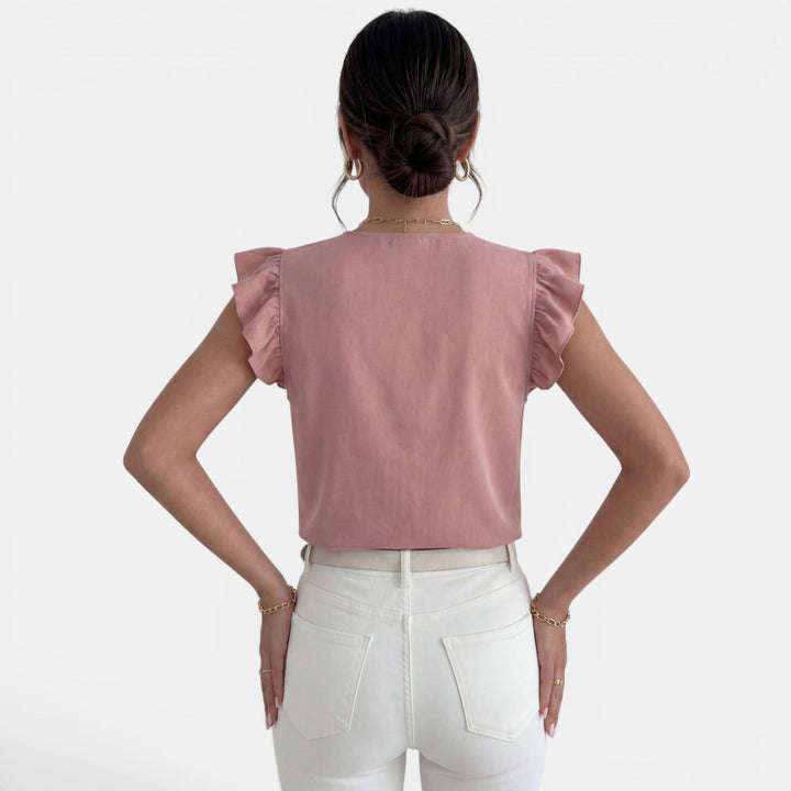 Camisa de mujer con volantes y botones, un toque sofisticado para tu vestuario de oficina.