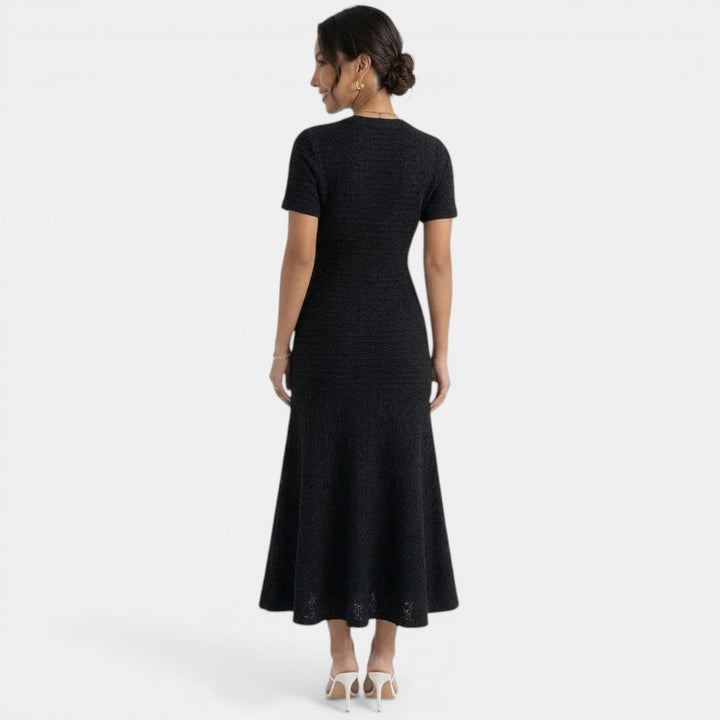 Vestido midi de mujer con corte ajustado que realza la figura. Estilo elegante para fiesta u oficina.
