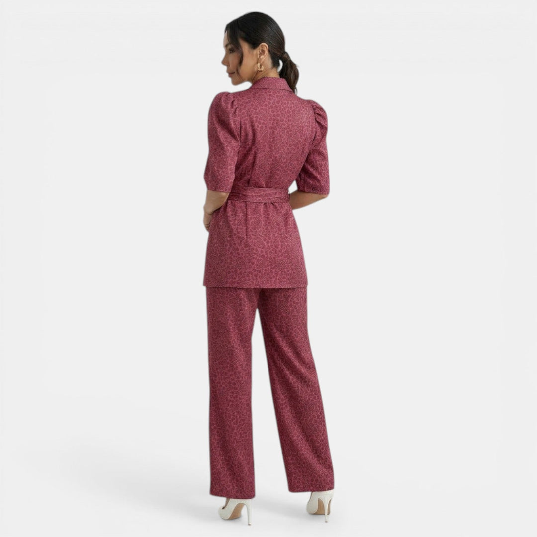 Ropa versátil: conjunto mujer elegante de blusa con mangas abullonadas y pantalón con cintura lazada. Dos piezas.