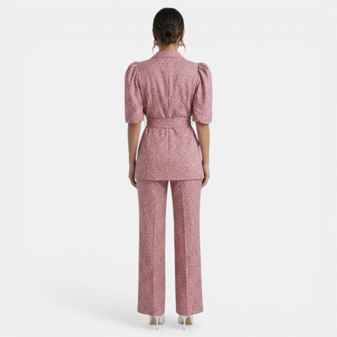 Elegante conjunto de blusa y pantalón para mujer con lazada. Perfecto para un estilo formal de oficina.