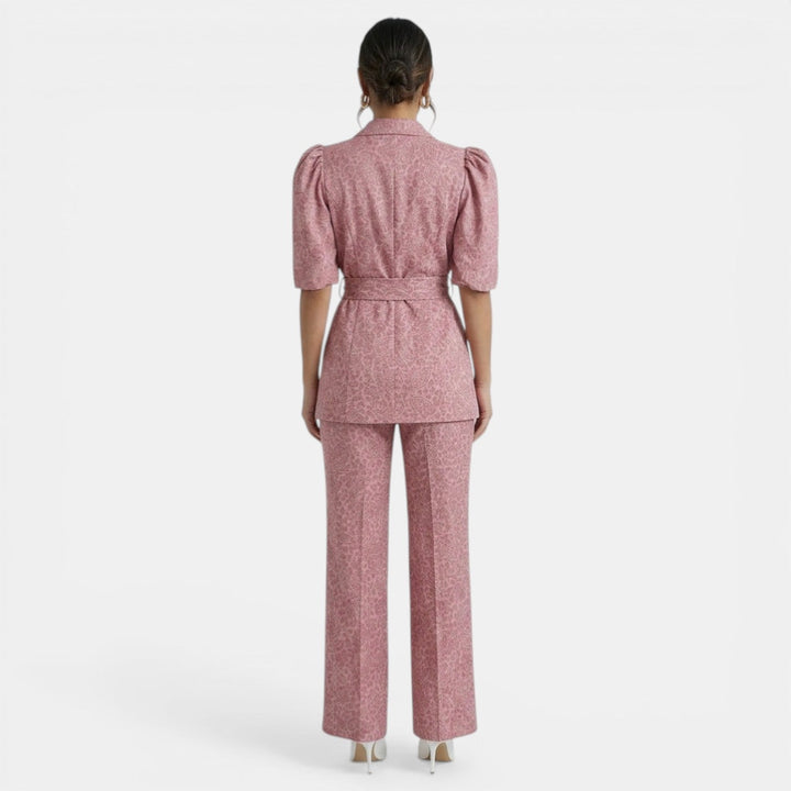 Elegante conjunto de blusa y pantalón para mujer con lazada. Perfecto para un estilo formal de oficina.